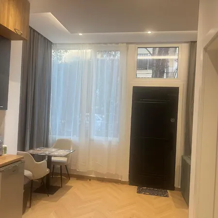Garden Premium Mali Robit * Golem (Tirana)